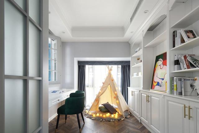 「」客厅沙发后面开个窗，反而变得通透又高级，轻奢风装修太漂亮了