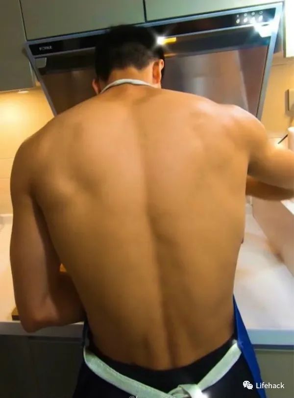 莲子@肌肉男“背影杀”，原来可以如此性感！