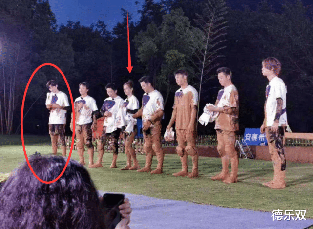 [蔡徐坤]蔡徐坤走出泥潭，泥巴干在腿上，看清真实腿型，杨颖：弟弟坐下！