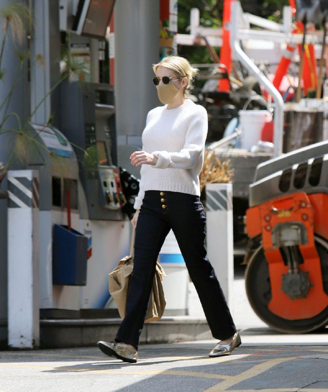 艾玛·罗伯茨|艾玛·罗伯茨大热天穿毛衣，原来是怀孕了，高个子男友太英俊