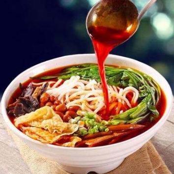 螺蛳粉|最任性螺蛳粉店，每天只卖100碗，周末从不开业，外地人：太正宗了