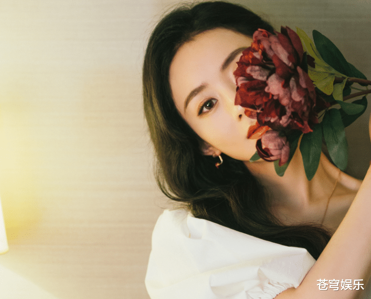 赵丽颖|赵丽颖直播时被随意截图，失去工作室精修保护，这状态真的32岁？