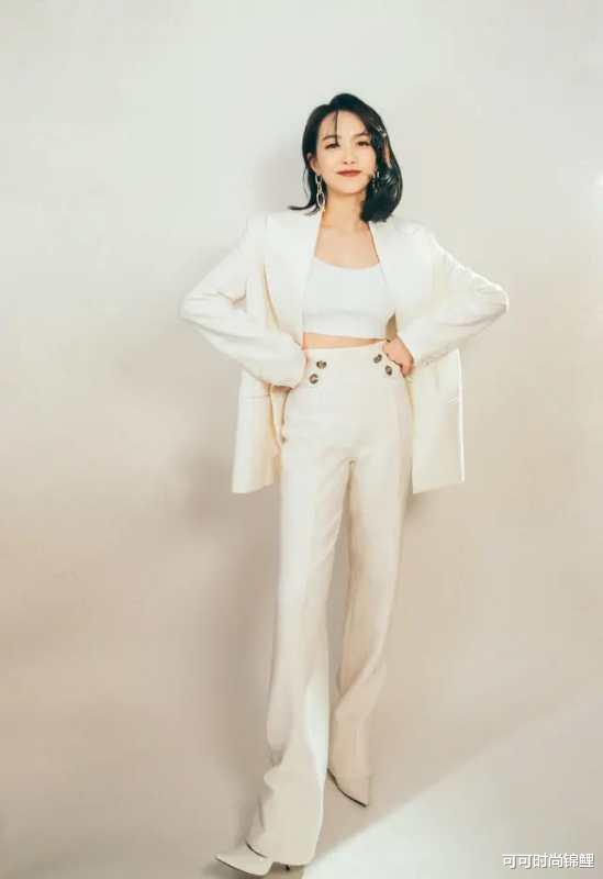 [宋茜]宋茜新造型，背带烟管裤配英伦领带尽显“雅痞范”，扎低马尾超美