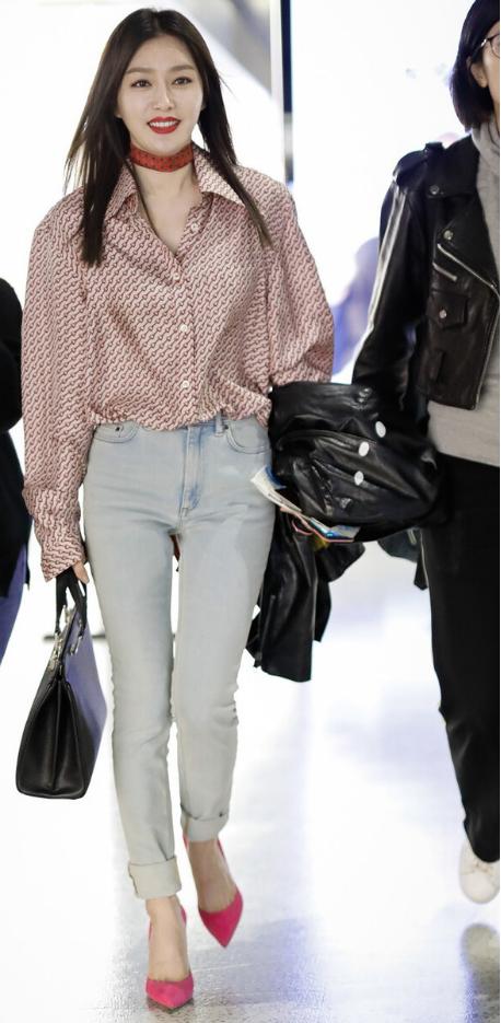 秦岚|秦岚穿正装没严肃感，裹身裙加“老爹鞋”，配顶渔夫帽更显随性