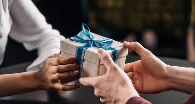 |被领导提拔，低情商的人直接送礼，高情商的人这样做