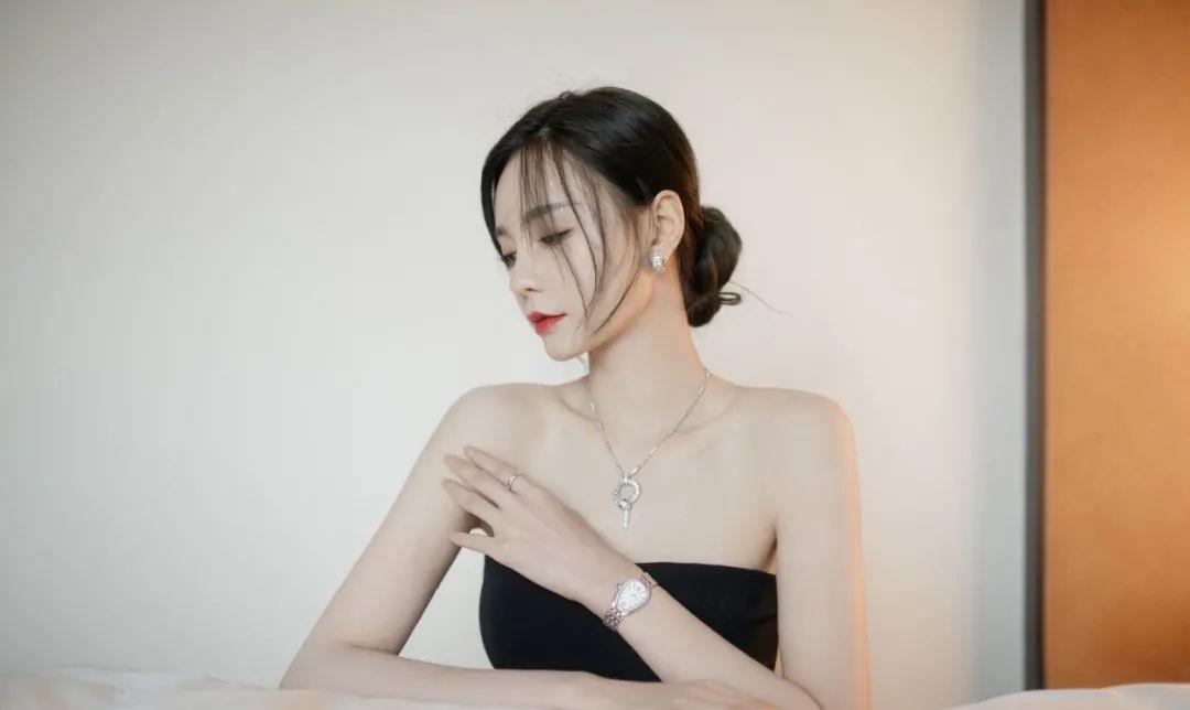 沈梦辰|沈梦辰没有刘海就像换了张脸！偏分刘海露出明朗五官，你怎么看？