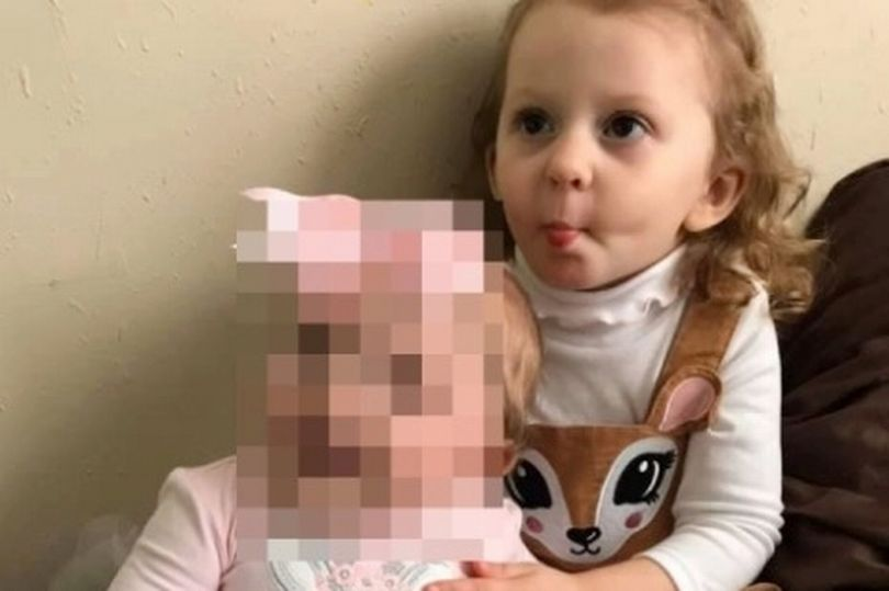 手中的铅笔|3岁的女孩昏迷在一辆高温的汽车后座，在车里被闷死，而妈妈睡在室内