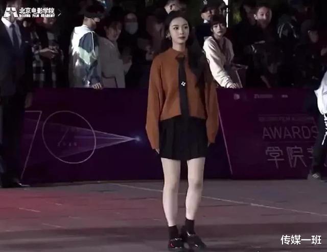 杨幂|北电校庆犹如宫心计：杨幂不敢出风头，关晓彤扬长避短却撞衫杨紫