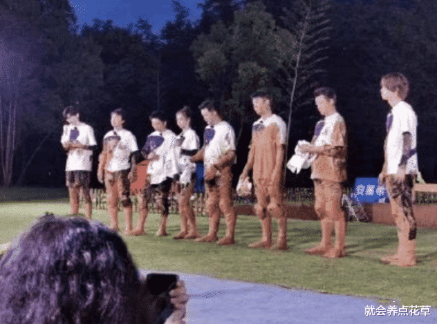 『奔跑吧兄弟』火了就想代老成员？《奔跑吧》合照站位遭全网吐槽：baby都出框了！