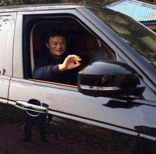 「路虎揽胜」退休后马云把迈巴赫还给公司，但是看到新座驾后，网友：豪横