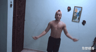 健身@小伙跳绳刷脂，1个月共跳绳15小时，身材前后变化一目了然