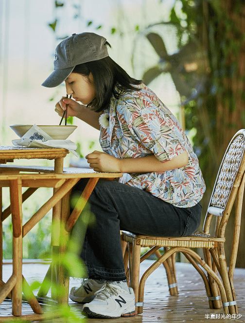考试|张子枫的“考试帽”火了,脏得像3个月没洗,却成学生党的吉祥物