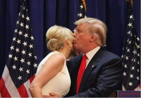 【伊万卡】特朗普真该避嫌了！伊万卡都当妈了，还当众让她又是坐大腿又拉手