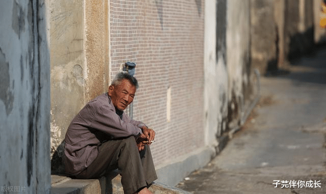 子芫伴你成长|父亲生病住院女儿给1.8万，儿媳给2千，得知真相方知儿媳孝顺