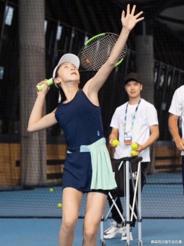 『田亮』田亮11岁女儿发育过猛？穿运动背心抬手那刻，网友：我承认我羡慕了