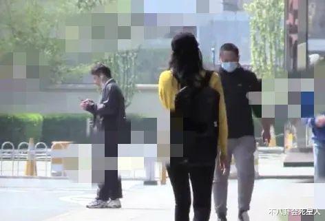 章子怡|章子怡怀三胎？小腹微隆扶腰走路，半年前刚为汪峰高龄产子