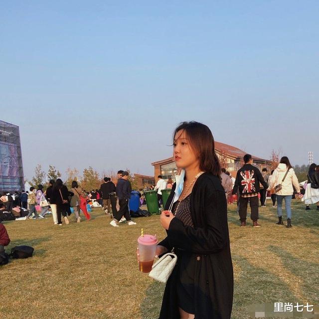 李静|李静女儿音乐节真放得开，短裙配浓妆不像17岁，背3万包太大牌