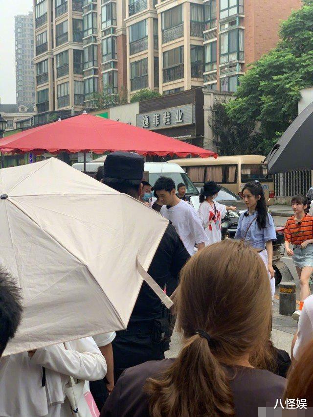 赵丽颖▲太会穿！赵丽颖综艺最新路透，穿露脐装腰间系外套完美秀出蚂蚁腰