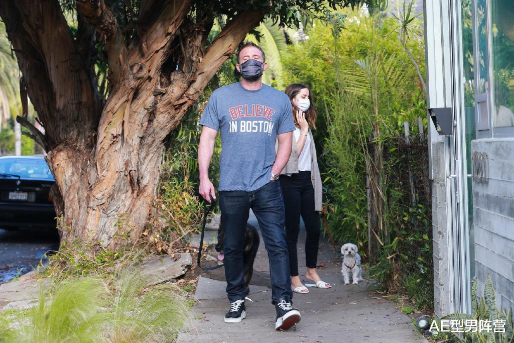 「本·阿弗莱克」男友力爆表!48岁本·阿弗莱克女友被狗仔队追拍,对镜头怒目而瞪