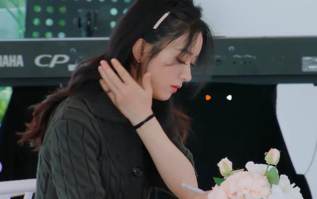 赵丽颖|《中餐厅》赵丽颖上节目，还做“慕斯美甲”，真不怕端菜流盘子里？