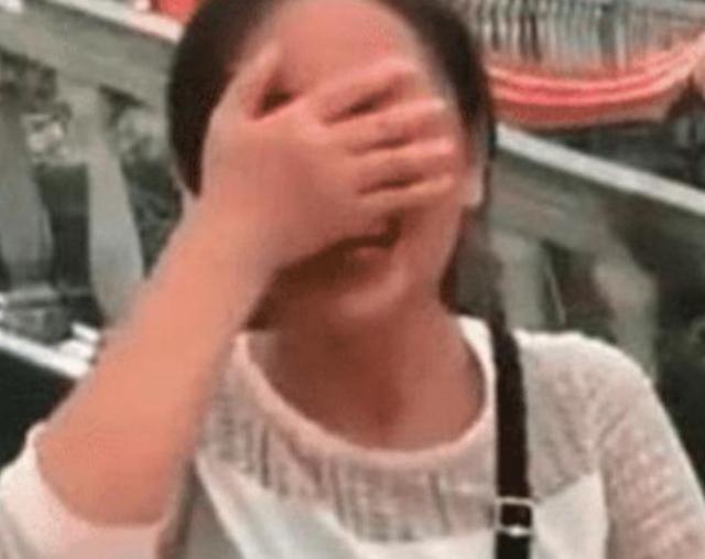 『车管所』女子摇到“最尴尬”车牌号，女车主捂脸哭笑不得：这还怎么挂？