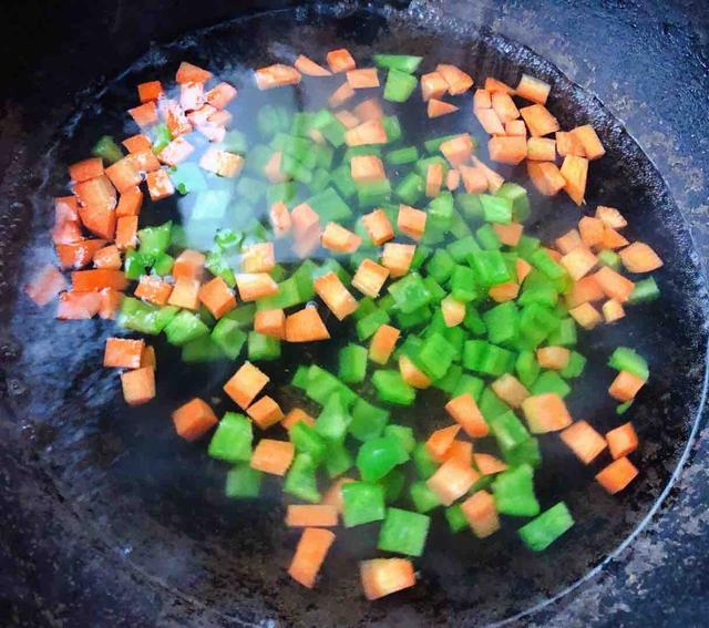 『』虾仁别再炒着吃，满满一锅美味营养，孩子春天长个子就靠它