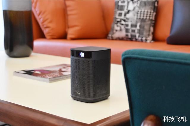 投影仪|小巧机身+长续航,1080P,年轻人第一款便携投影仪来了