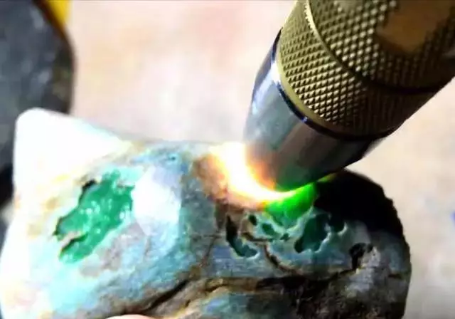 翡翠|100万拿下的?翡翠赌石，一刀切开货主直接跳起来！