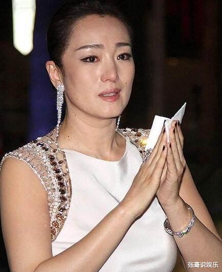 张艺谋▲张艺谋:“和女儿通电话有错吗”?巩俐隐忍八年,终于崩溃了