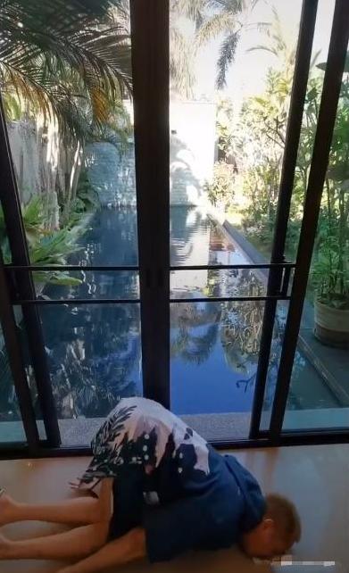 【黄渤】身背2条人命，出狱不久又“作死”，42岁高虎今住泳池豪宅十分气派