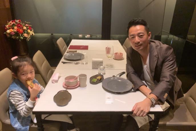 #汪小菲#汪小菲带女儿吃夜宵，6岁小玥儿完美继承妈妈基因，显腼腆