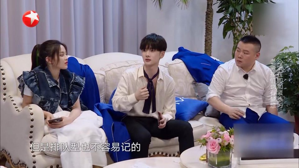 「杨超越」《极限挑战》杨超越多次倒头就睡，周震南很专业，两人差距明显