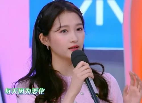 【王子文】172关晓彤撞上162王子文，看到两人腿型时，腿长真的占优势