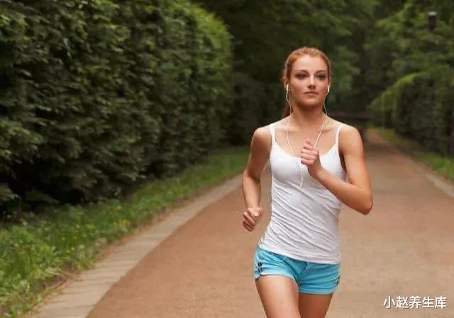 『肺癌』双脚的后脚跟，粗糙、起皮、干裂，可能是肝脏引起的，别忽视