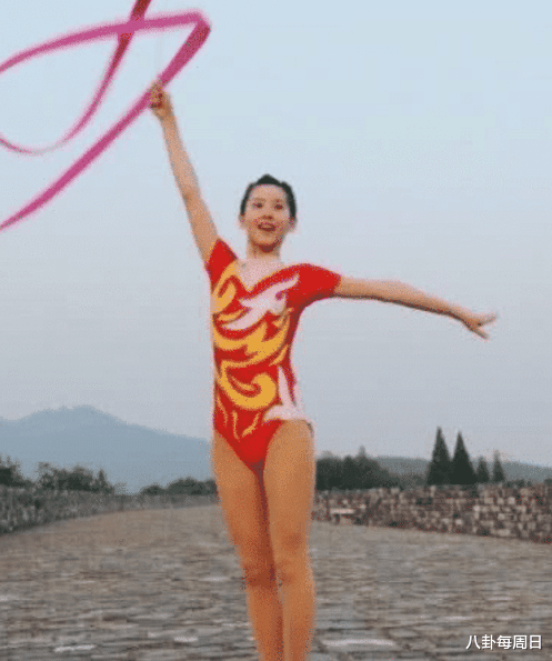 「章泽天」结婚前的章泽天有多美？跳健美操时纯素颜，和现在判若两人