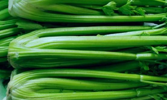 芹菜▲芹菜叶不要在丢掉了，营养丰盛味道好，只需要蒸一下就可以