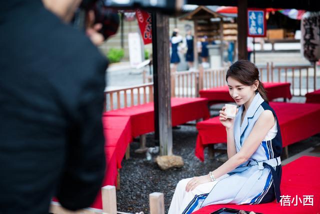 马甲■董洁的高级感真让人服气!穿长款马甲扎低马尾凹造型,气场十足