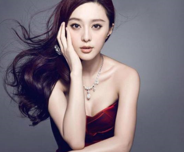 『范冰冰』见到泰国公主都要跪下?李连杰单膝下跪显礼貌,范冰冰连理都不理,站着就合拍!