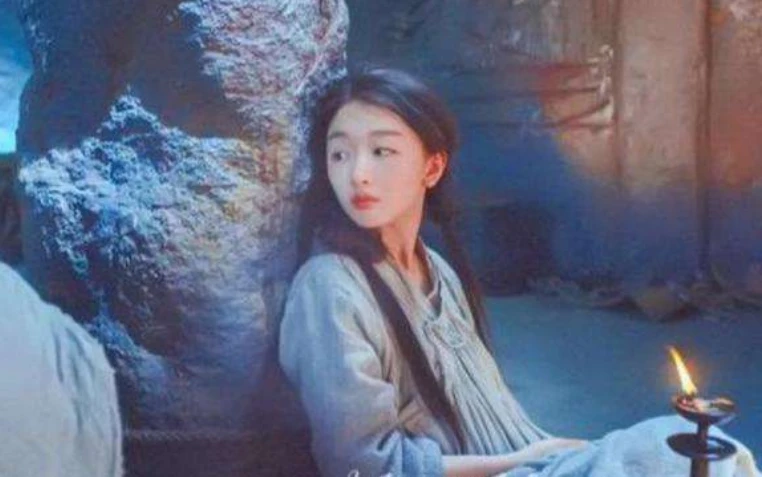 周冬雨|周冬雨走出高考考场照大家见过吗？骨相万里挑一，张艺谋眼光真绝了