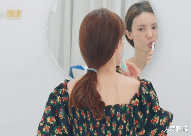 金晨|金晨当众卸妆,旁边镜子却显露真实颜值,美颜有多厚一目了然