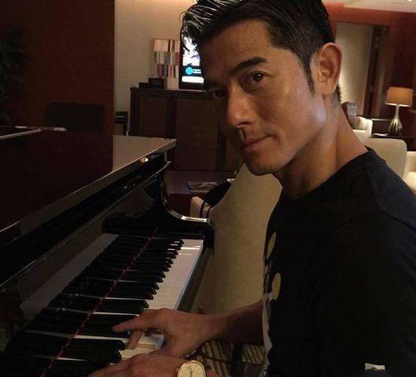 参观郭富城在香港的豪宅，卫生间面积也太大了，连洗手台都弄两个