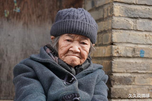 82歲獨居女人的哭訴：老伴離世後沒有再婚，是我今生最後悔的事-圖1