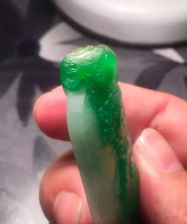 「翡翠」一块极品黄夹绿翡翠的创作过程，光看原料就让人心乱神迷！