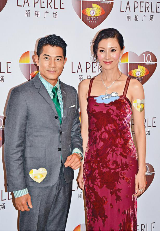 李嘉欣|李嘉欣美得招摇，“睡裙”上面还有印花，挨着郭富城气场也不虚