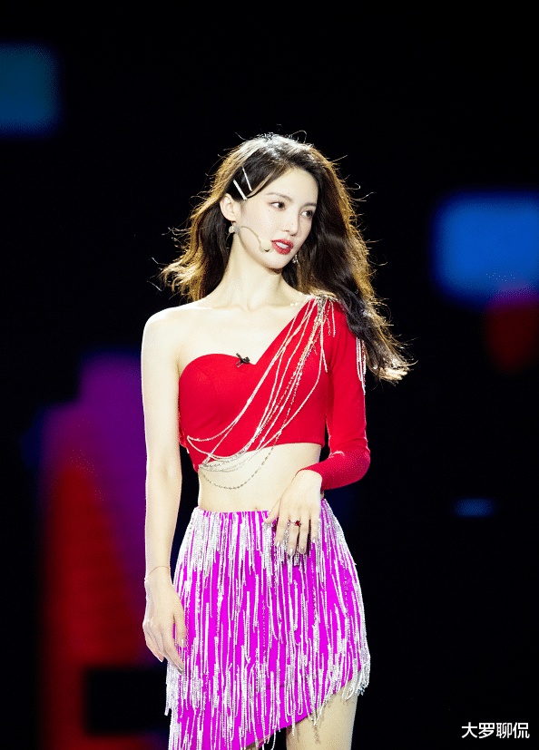 金晨|有种真实叫金晨穿“露脐装”，腰成全团最细的，但腿却一言难尽