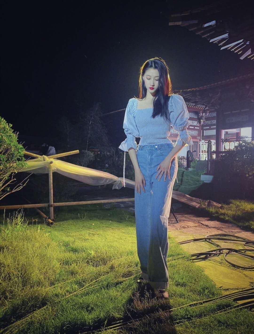 刘海|原以为关晓彤刘海会很美，当她出现在镜头时，却暴露脖子短缺陷