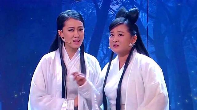 『贾玲』因为春晚跷二郎腿出名, 是冯巩的爱女, 现在为贾玲打工