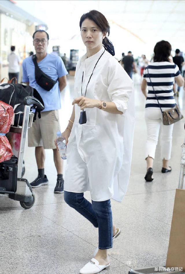 『牛仔裤』袁咏仪状态无敌，衬衣牛仔裤，低马尾配丝巾，48岁素颜美得不像话