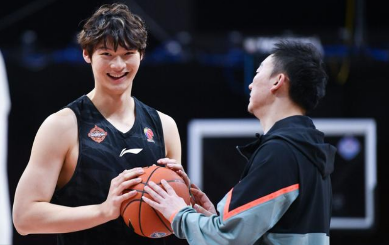 「中国男篮」大魔王体重突破220斤！恶补增重34斤，中国男篮落选赛内线硬气了