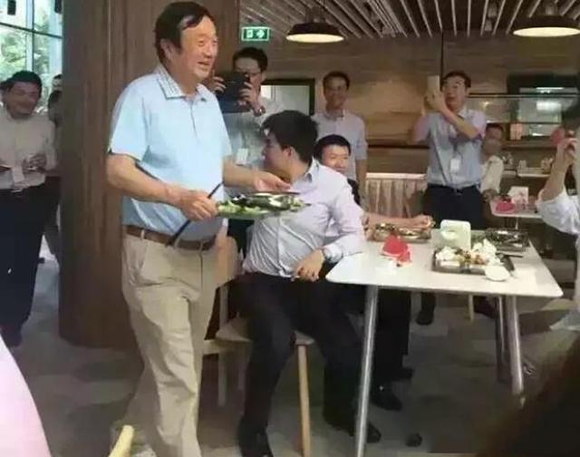 阿里巴巴■阿里巴巴员工餐VS华为员工餐，网友：有的人活着，他已经“没”了